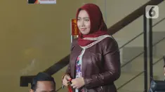 Istri mantan Menpora Imam Nahrawi, Shobibah Rohmah bersiap menjalani pemeriksaan di Gedung KPK, Jakarta, Kamis (19/12/2019). Shobibah Rohmah diperiksa sebagai saksi dalam perkara kasus dugaan suap dana hibah KONI yang menjerat suaminya. (merdeka.com/Dwi Narwoko)