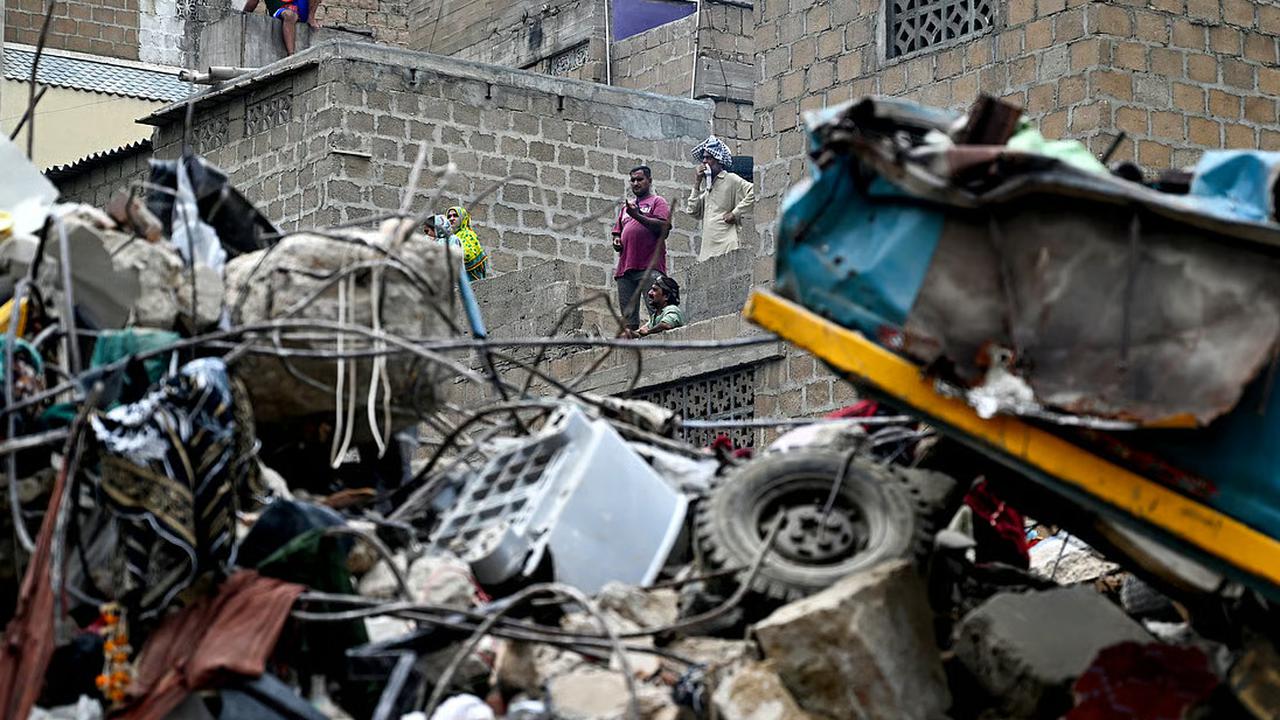apartemen di pakistan roboh