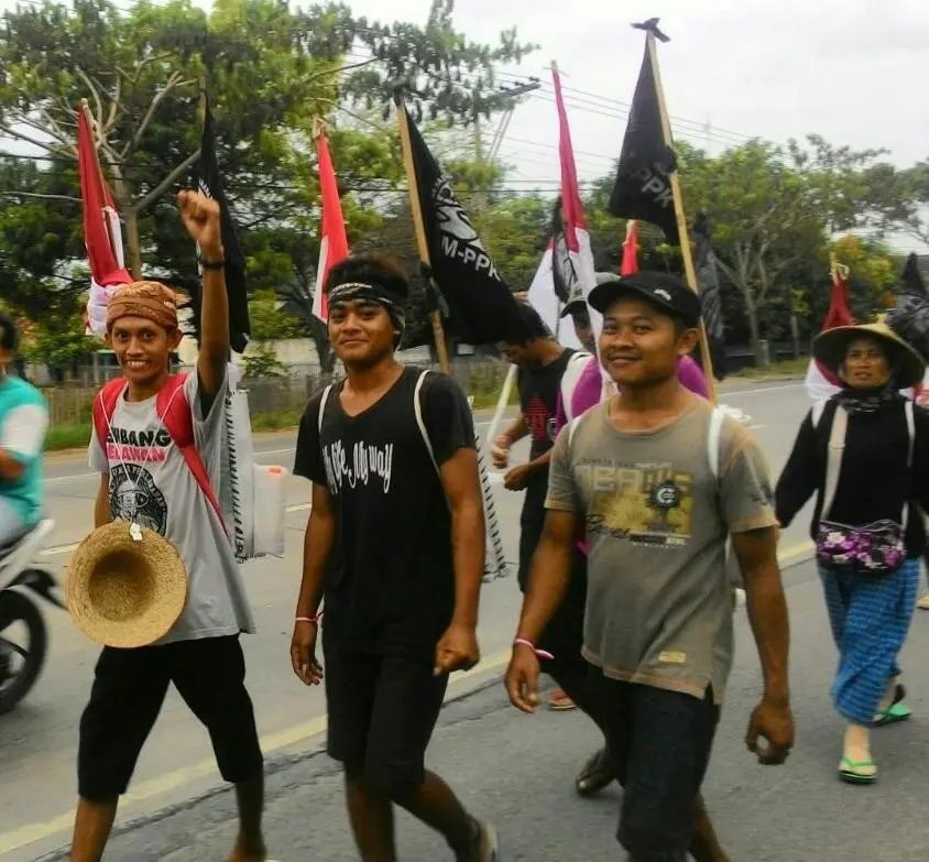 Joko Prianto ikut jalan kaki 300 km untuk menemui gubernur Jateng Ganjar Pranowo, namun harapannya sia-sia, Ganjar tak menemui warga Kendeng. (foto: Liputan6.com/edhie prayitno ige)