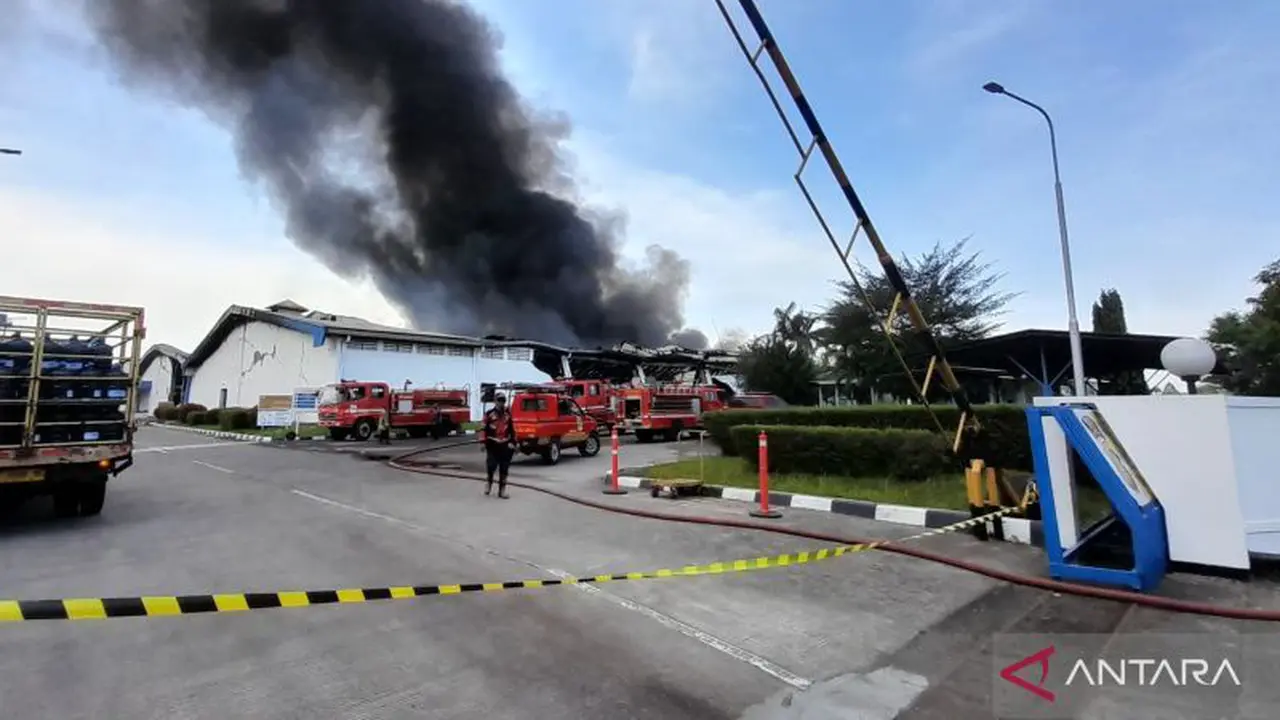 Gudang produksi tekstil di Bekasi terbakar. (Antara)
