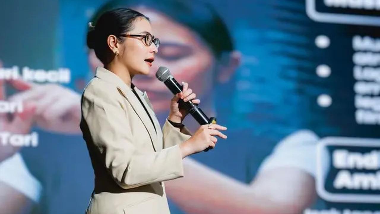 Resmi Jadi Dosen Tetap, Begini Gaya Mengajar Prilly Latuconsina yang Anggun dan Profesional