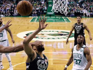 Pemain Boston Celtics, Al Horford (42) menghalau tembakan pemain Milwaukee Bucks, Jabari Parker (12) pada laga playoffs NBA basketball di TD Garden, Boston, (24/4/2018). Celtics menang  92-87. (AP/Charles Krupa)