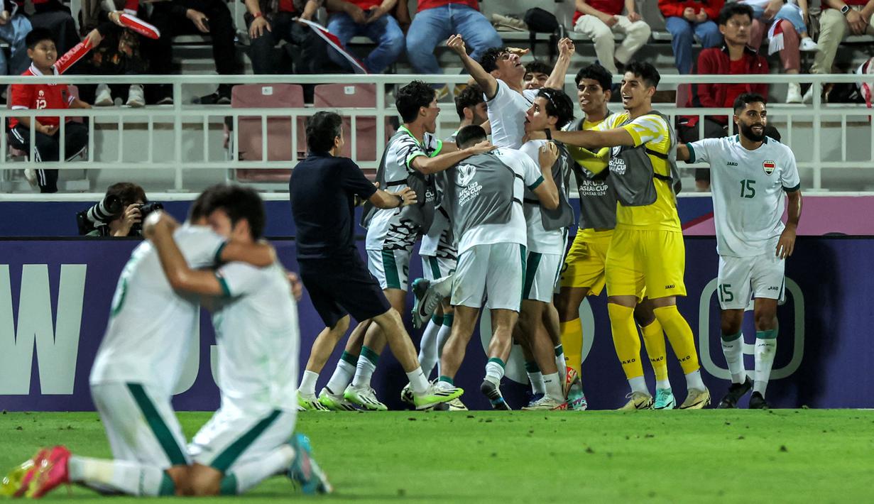 <p>Selebrasi para pemain Irak U-23 merayakan gol kedua ke gawang Timnas Indonesia U-23 yang dicetak Ali Jasim (tengah) pada laga perebutan tempat ketiga Piala Asia U-23 2024 di Abdullah bin Khalifa Stadium, Doha, Qatar, Kamis (2/5/2024). (AFP/Karim Jaafar)</p>