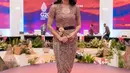 Selanjutnya ada Prisia Nasution yang hadir di acara KTT G20 Bali dalam balutan kebaya Bali lengan pendek warna pink salem, dipadukan dengan rok batik high slit. Ia melengkapi penampilannya dengan aksesori. @prisia.