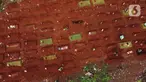 Foto aerial lokasi makam jenazah terduga terinfeksi COVID-19 di TPU Pondok Ranggon, Jakarta, Jumat (8/5/2020). Lahan khusus pemakaman korban COVID-19 yang berlokasi di blok AA-1 sudah penuh sehingga pemakaman jenazah baru dilakukan di lahan sekitar BLAD 115. (Liputan6.com/Helmi Fithriansyah)