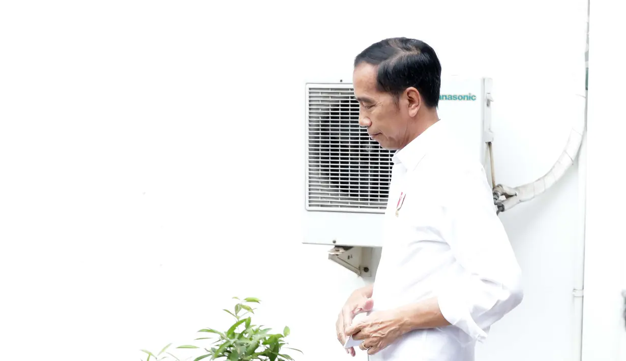 Presiden RI, Joko Widodo usai memberi keterangan setelah melihat kondisi terakhir Menko Polhukam Wiranto yang dirawat di RSPAD, Jakarta, Kamis (10/10/2019). Presiden Joko Widodo mengatakan kondisi Wiranto mulai membaik pasca peristiwa penusukan di Banten. (Liputan6.com/Helmi Fithriansyah)
