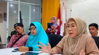 Kuasa hukum keluarga santri AM, Titis Rachmawati menjelaskan langkah selanjutnya dari pihak keluarga santri Pondok Modern Darussalam Gontor Ponorogo Jatim (Liputan6.com / Nefri Inge)