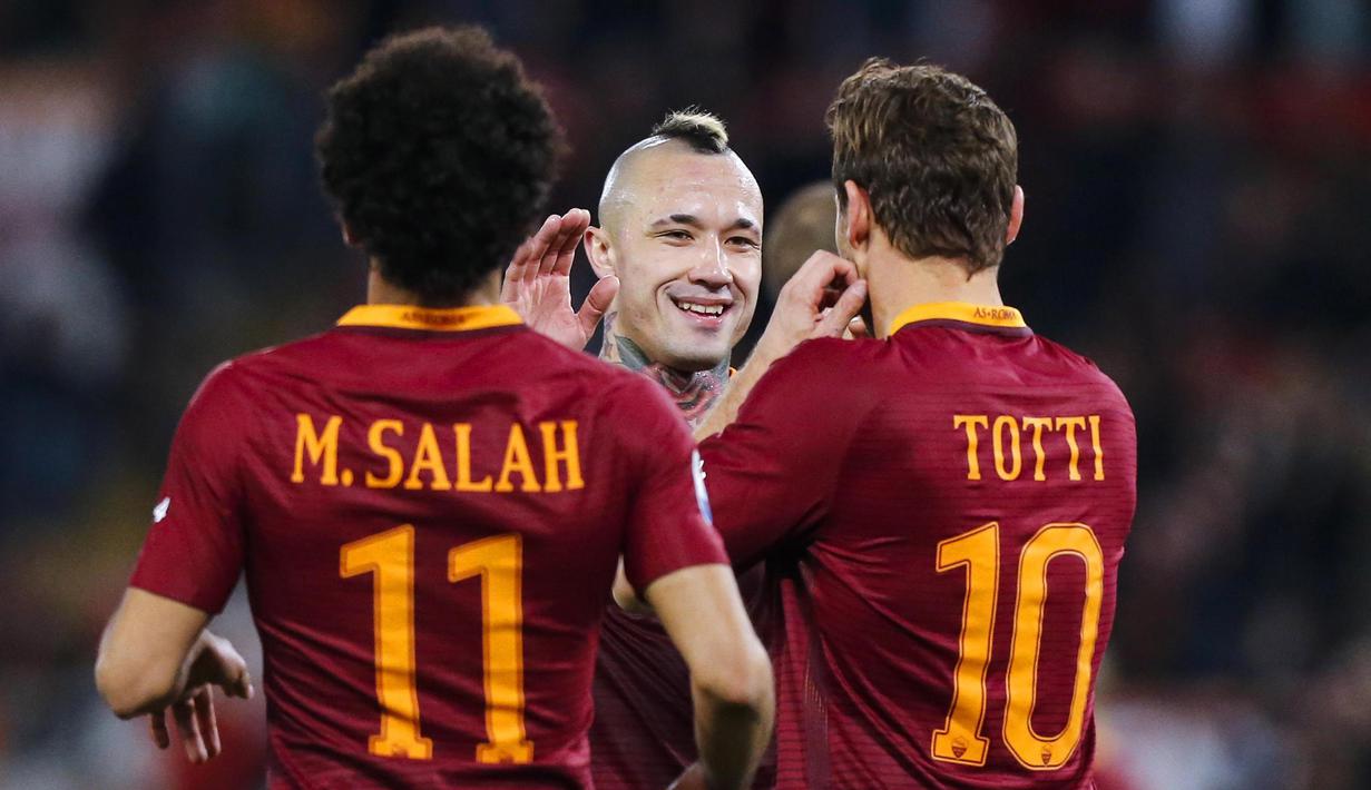 Pada menit ke 90' +1 AS Roma menambah keunggulan lewat kaki Radja Nainggolan setelah mendapat umpan Francesco Totti pada lanjutan Serie A di Olympic stadium, Rome, Italy, (19/2/2017). Roma menang 4-1.  (Angelo Carconi/ANSA via AP)