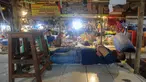Pedagang tertidur diantara kios yang sepi pembeli di Pasar Senen, Jakarta, Selasa, (1/10/2024). (merdeka.com/Arie Basuki)