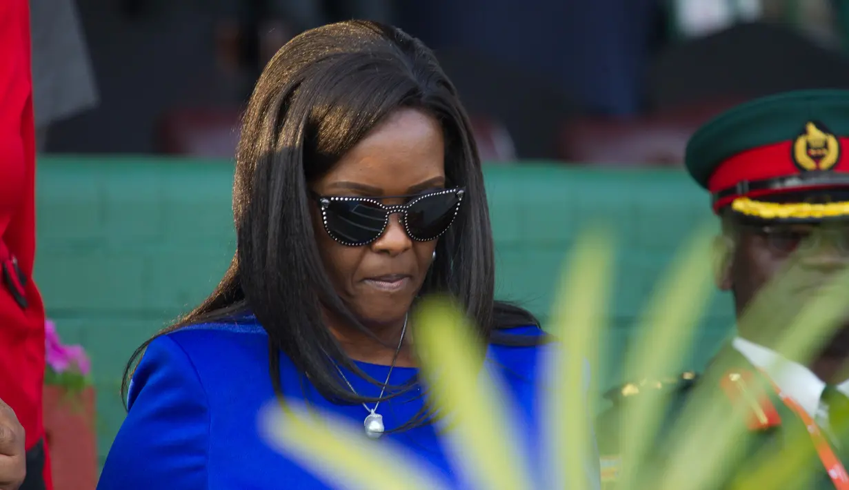 Ibu Negara Zimbabwe, Grace Mugabe menghadiri pameran pertanian di Ibu Kota Harare, Jumat (25/8). Pada pameran itu, Grace Mugabe terkesan menghindari wartawan terkait kasus dugaan penganiayaan terhadap seorang model Afsel (AP Photo/Tsvangirayi Mukwazhi)