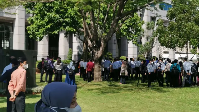 Pegawai Bank Indonesia dan OJK berhamburan keluar usai merasakan Gempa Cianjur
