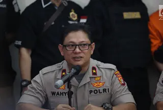 Wakapolda Metro Jaya Brigjen Pol Wahyu Hadiningrat saat gelar perkara pembunuhan satu keluarga di Kota Bekasi di Polda Metro Jaya, Jakarta, Jumat (16/11). Tersangka HS mengaku membunuh lantaran kerap dimarahi oleh korban. (Merdeka.com/Imam Buhori)
