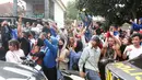 Warga antusias menyambut pemain Persib Bandung di depan rumah Manajer Persib Bandung sekaligus Komisaris PT Persib Bandung Bermartabat (PBB), Umuh Muchtar di Tanjungsari, Sumedang, Sabtu (2/6/2024). (Bola.com/M Iqbal Ichsan)