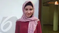 Pemeran Anisa sinetron Emak Ijah Pengen ke Mekkah, Rina Diana memutuskan menjadi mualaf tahun 2010. Pertama tertarik memeluk Islam  setelah beberapa kali melihat orang salat. Setelah memeluk Islam, ia juga  mulai menutup auratnya. (dok. Liputan6)