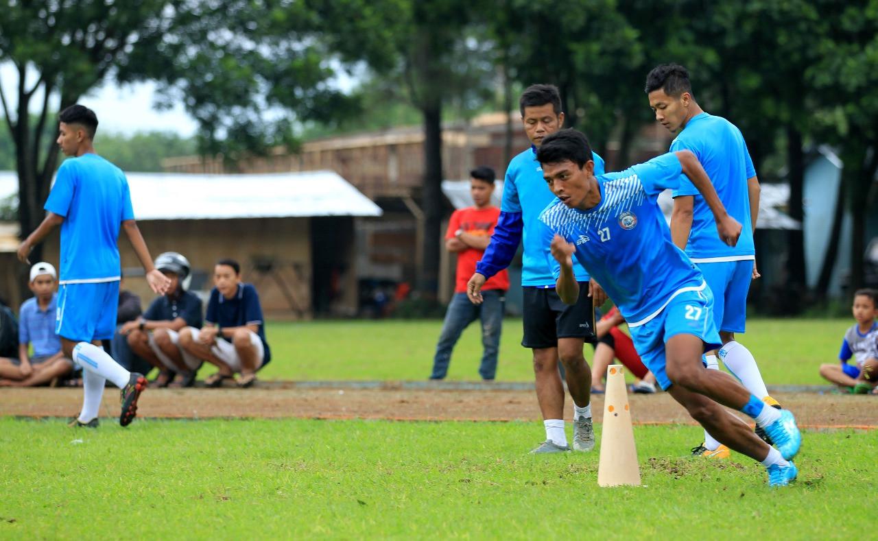 Arema FC berlatih. (Liputan6.com/Rana Adwa)