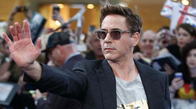 Robert Downey berpose layaknya Iron Man. (via theguardian.com)