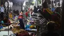 Korban gempa menjalani perawatan di RSUD Sayang, Kabupaten Cianjur, Jawa Barat, Senin (21/11/2022). Data BNPB mencatat, hingga pukul 19.34 WIB sebanyak 62 warga menjadi korban meninggal dunia dan 25 orang tercatat masih tertimbun reruntuhan akibat gempa dengan kekuatan 5,6 SR di Kabupaten Cianjur. (Liputan6.com/Herman Zakharia)