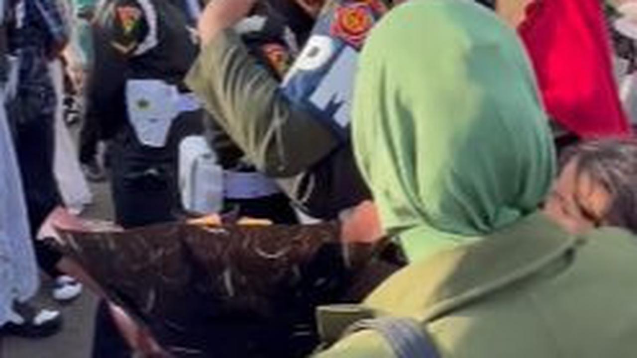 Serda Zaki kemudian mencium tangan dan memeluk sang ayah begitu erat. Rasa bahagia dan bangga pun terlihat jelas di wajah sang ayah. <br>