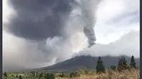 Sejak pagi hingga malam Gunung Soputan meletus keluarkan abu vulkanik setinggi 4.000-6.000 meter keluarkan. (Foto: Twitter Sutopo Purwo Nugroho)