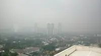 Kabut pekat tampak terlihat di Jakarta Selatan.