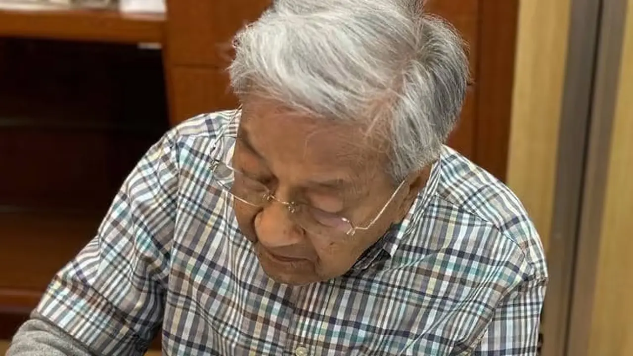 Dr Mahathir Mohamad memeriksa beberapa berkas di bangsal rumah sakit di Institut Jantung Negara Malaysia pada 3 Agustus 2023. (Foto: Facebook/Dr Mahathir bin Mohamad)