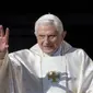 Paus Emeritus Benediktus XVI tiba di Lapangan Santo Petrus di Vatikan pada 19 Oktober 2014, untuk menghadiri upacara beatifikasi Paus Paulus VI. Mantan Paus Benediktus XVI telah meninggal dunia pada Sabtu (31/12/2022) di kediamannya di Vatikan, dalam usia 95 tahun, hampir satu dekade setelah ia mengundurkan diri karena sakit. (AP Photo/Andrew Medichini, File)