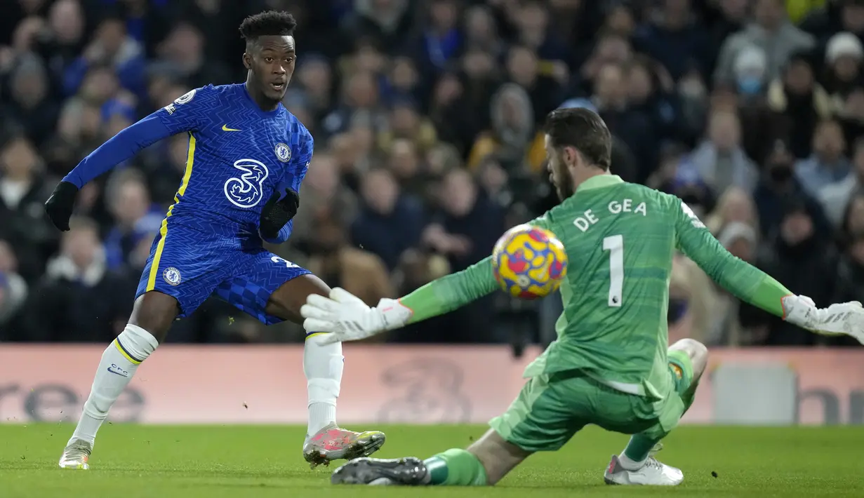 Satu menit kemudian Chelsea kembali memperoleh peluang melaui Callum Hudson-Odoi. Usai memanfaatkan kesalahan Aaron Wan-Bissaka, sepakannya dari jarak dekat masih dapat ditepis David De Gea. (AP/Kirsty Wigglesworth)