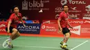 Hendra Setiawan/M Ahsan berusaha mengejar bola saat laga melawanBaptise Careme/Ronan Labar(Perancis)di Total BWF World Championships 2015 di Jakarta, Rabu (12/8/2015). Hendra/Ahsan unggul 19-21, 21-17, 21-18. (Liputan6.com/Helmi Fithriansyah)