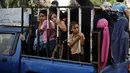 Beberapa bocah diangkut dengan kendaraan terbuka saat harus meninggalkan Shujayeh, (20/7/2014), menyusul kian meningkatnya serangan militer Israel ke Gaza, Palestina. (REUTERS/Mohammed Salem)