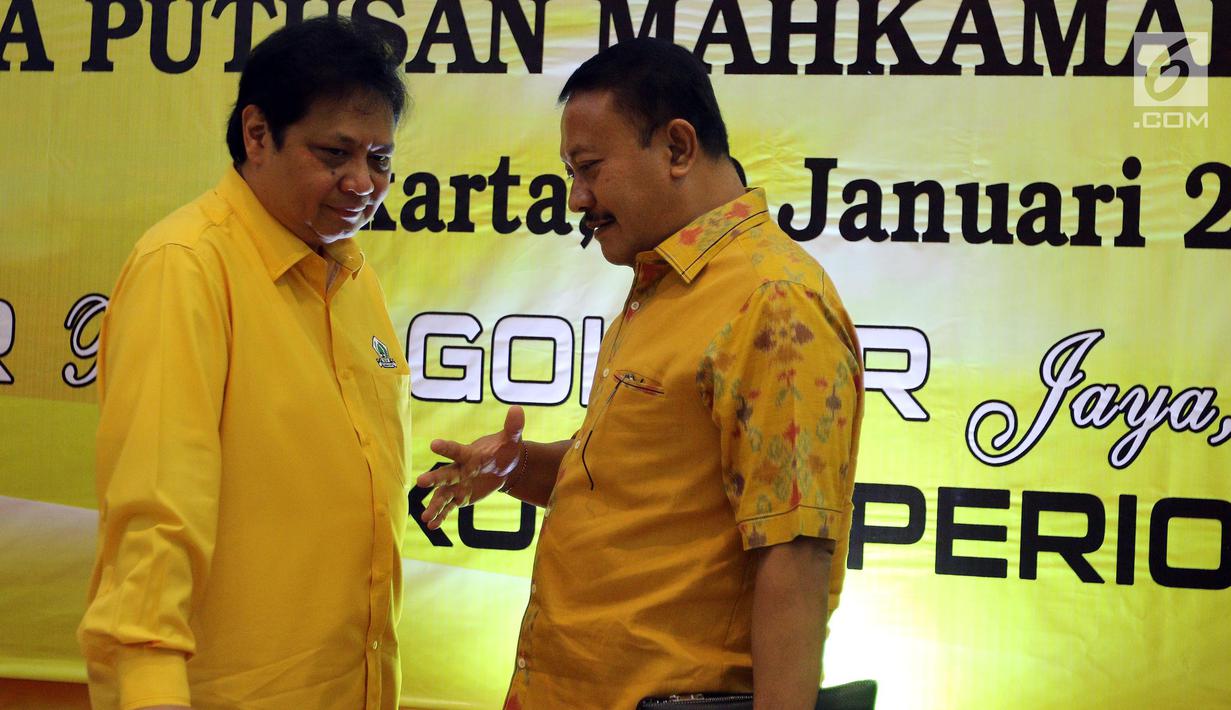 Ketua Umum Partai Golkar Airlangga Hartarto dan pengurus partai berbincang disela rapat pleno di DPP Golkar, Senin (29/1). Rapat pleno perdana ini digelar setelah terbentuknya kepengurusan baru di bawah kepemimpinan Airlangga (Liputan6.com/Johan Tallo)