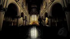 Jelang Misa Malam Natal 2014 Gereja Katedral mulai berbenah pada Rabu pagi (24/12/2014). (Liputan6.com/Miftahul Hayat)