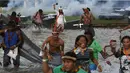 Sejumlah orang dari suku asli Brasil menggelar aksi di luar gedung Kongres Nasional di Brasilia, Brasil (25/4). Pemimpin adat suku asli tersebut meminta Presiden Brasil untuk mengembalikan perlindungan di berbagai wilayah Amazon. (AP Photo/Eraldo Peres)