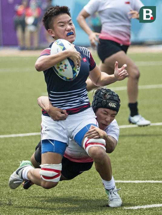 Duel atlet rugby seven Hongkong (kiri) dengan Singapura pada Asian Games 2018 di Stadion Rugby Seven, GBK, Kamis (30/8/2018). (Bola.com/Peksi Cahyo)