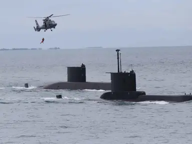 Prajurit TNI AL turun dari Helikopter Bell 412 EP Puspenerbal ke kapal selam KRI Alugoro (405) saat Sailing Pass di perairaan Teluk Jakarta, Kamis (2/10/2025). (Foto: Istimewa)