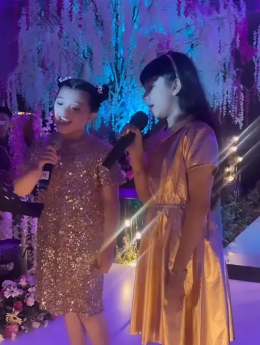 Arsy bernyanyi di sebuah acara pernikahan. [Foto: Instagram/queenarsy]