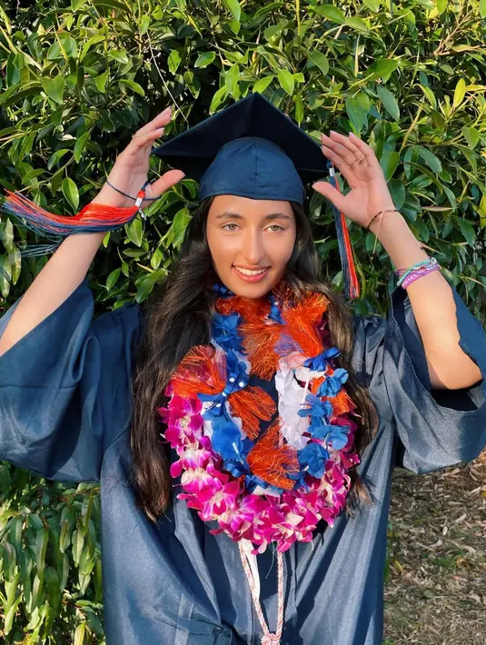 Meski tampil sangat sederhana, Camila tetap terlihat cantik memesona.