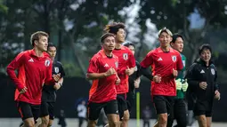 Yuto Nagatomo (tengah) bersama sejumlah pemain Jepang lain melakukan latihan perdana menjelang laga putaran ketiga Kualifikasi Piala Dunia 2026 melawan Timnas Indonesia yang berlangsung di Lapangan A, kompleks SUGK, Senayan, Jakarta, Senin (11/11/2024). (Bola.com/Bagaskara Lazuardi)