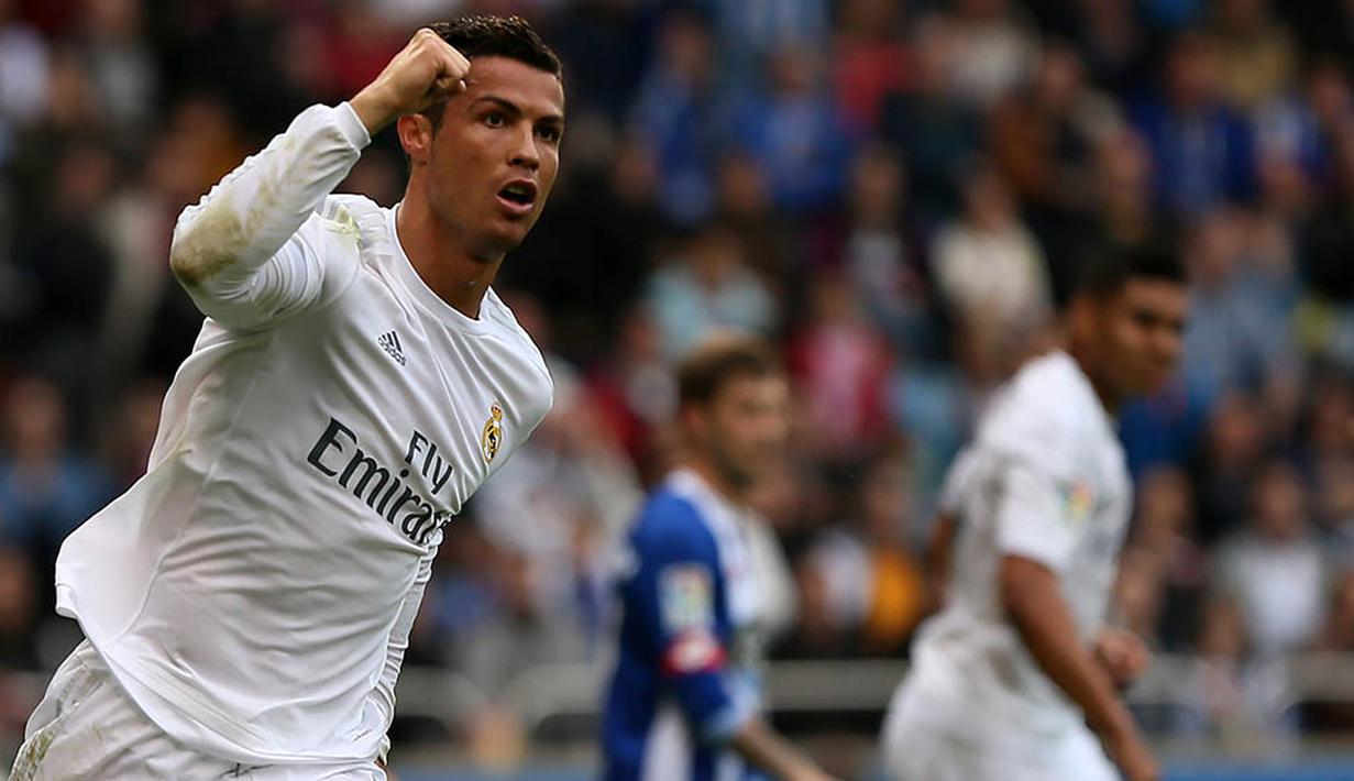 Penyerang Real Madrid, Cristiano Ronaldo, merayakan gol yang dicetaknya ke gawang Deportivo pada laga La Liga Spanyol. Madrid harus puas hanya menjadi runner-up Liga Spanyol. (AFP/Cesar Manso)