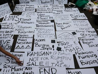Aktivis dan pegiat Hak Asasi Manusia (HAM) mengikuti aksi 17 Tahun Aksi Kamisan di depan Istana Negara, Jakarta, Kamis (18/1/2024). (Liputan6.com/Herman Zakharia)