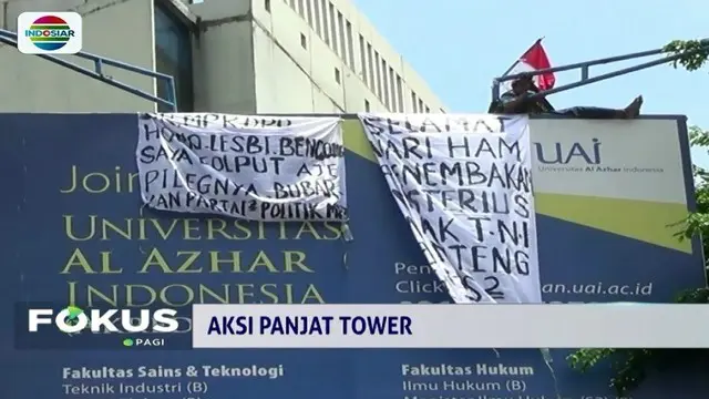 Agustinus, pria yang kerap memanjat tower sambil membentangkan spanduk berisi tuntutannya kembali lakukan aksi nekatnya. Akibatnya, lalu lintas di kawasan Univeristas Al-Azhar macet.