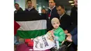 Ahmed Dawabsha akan bertemu dengan sang Idola Cristiano Ronaldo  saat tiba di Bandara Adolfo Suarez, Madrid, Rabu (16/3/2016). (AFP/Curto De La Torre)