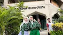 Ia mengenakan batik lengan panjang dengan logo sekolah dan rok putih panjang [@putri_zulhas]