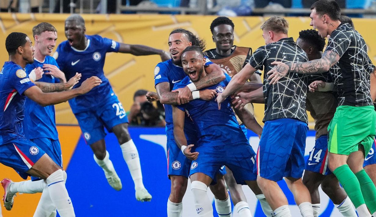 Para pemain Chelsea merayakan gol yang dicetak oleh Christopher Nkunku ke gawang Benfica pada laga 16 besar Piala Dunia Antarklub 2025 di Bank of America Stadium, Minggu (29/6/2025). (AP Photo/Chris Carlson)