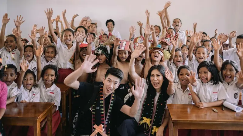 Wanda Ponika membuktikan kepeduliannya terhadap pendidikan anak-anak di Nusa Tenggara Timur (NTT).