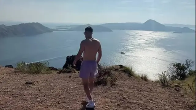 Pemain Argentina, Nicolas Tagliafico memilih berlibur di Pulau Komodo, Nusa Tenggara Timur. (Foto: Insstagram Tagliafico3)
