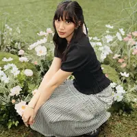 Julukan “Ibu Negara” sendiri merupakan panggilan sayang bernuansa humor yang diberikan netizen kepada Sheila Dara di media sosial. Sebutan tersebut melekat karena Sheila dikenal sebagai istri dari musisi populer Vidi Aldiano, sekaligus sosok pendamping yang setia dan kalem di berbagai kesempatan publik. [@sheiladara].