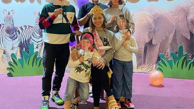 6 Momen Bridal Shower Aurel Hermansyah dari Keluarga, Wajah Dicoret Lipstik