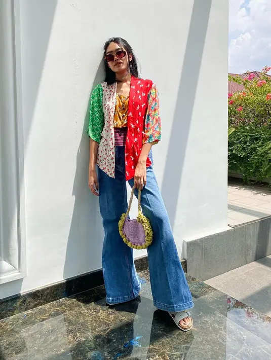 Tampil quirky dengan padu padan kebaya multicolor bersama celana cutbray dan totebag colorful.  [Instagram/alikaislamadina]