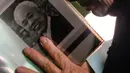 Seorang wanita berdoa untuk para korban bom atom di Hiroshima Peace Memorial Park, pusat kota Hiroshima, Jepang, Selasa (5/8/2019). Pemerintah Jepang menggelar peringatan jatuhnya bom atom di Kota Hiroshoma 74 tahun lalu yang menandai berakhirnya Perang Dunia (PD) II. (Kyodo News via AP)