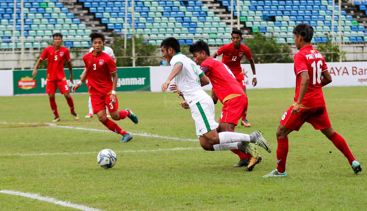 Pemain Timnas Indonesia U-19, Rafli Mursalim, saat pertandingan melawan Myanmar pada laga Piala AFF U-18 di Stadion Thuwunna, Minggu, (17/9/2017). Indonesia menang 7-1 atas Myanmar. (Liputan6.com/Yoppy Renato)